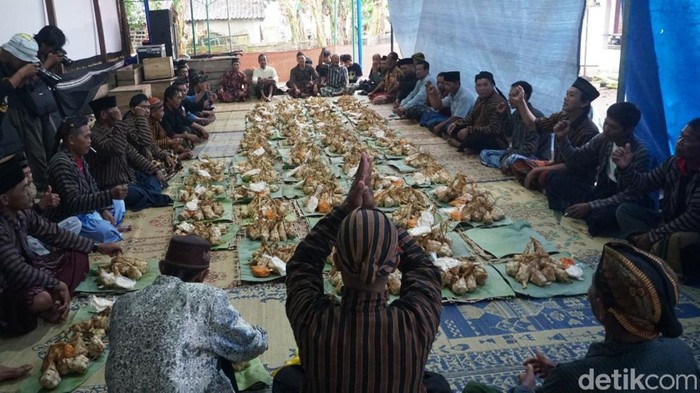 Kirab ketupat dan kenduri Kupat di Kebonsari, Delanggu, Klaten.
