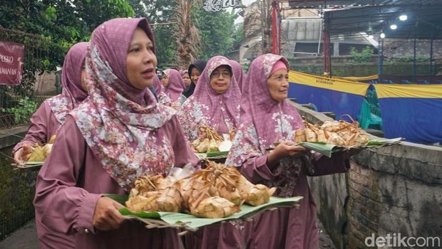 Kenduri kupat Kirab ketupat dan kenduri Kupat di Kebonsari, Delanggu, Klaten.