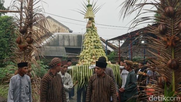 Kenduri kupat Kirab ketupat dan kenduri Kupat di Kebonsari, Delanggu, Klaten.