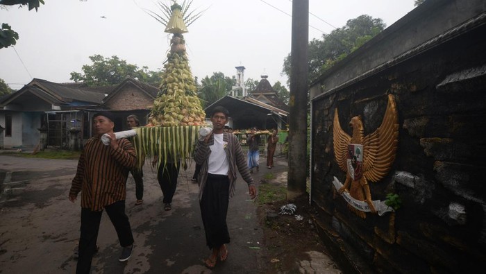 Warga membawa ketupat saat kirab Tradisi Kenduri Bakdo Kupat di Delanggu, Klaten, Jawa Tengah, Jumat (27/3/2026). Tradisi Kenduri Bakdo Kupat atau Lebaran Ketupat yang telah turun temurun oleh warga setempat sejak tahun 1970 itu sebagai perayaan semangat Idul Fitri untuk memperkuat hubungan sosial, gotong royong, spiritual, dan kebersamaan antarwarga. ANTARA FOTO/Aloysius Jarot Nuroho/sgd