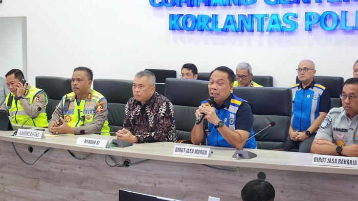 Konferensi pers di Command Center Km 29 Tol Jakarta-Cikampek (Adrial/detikcom)