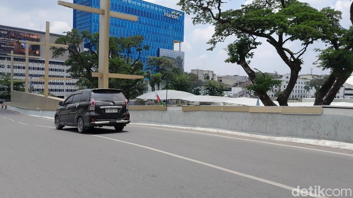 Lapisan material overpass stasiun Kereta Api Medan terkelupas. (Rechtin Hani Ritonga/detikSumut)