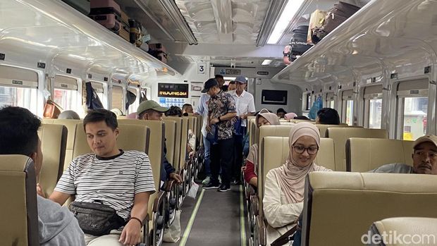 Lebaran 2026 Gubernur Jateng, Ahmad Luthfi berangkatkan peserta balik gratis yang menaiki kereta api di Stasiun Tawang, Kecamatan Semarang Utara, Kota Semarang, Jumat (267/3/2026).