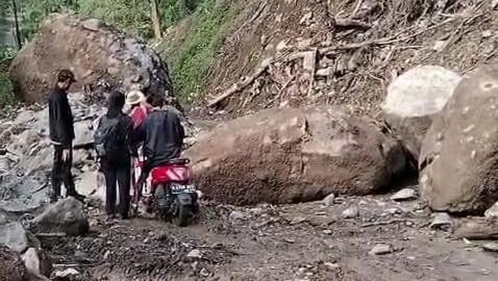 Jalan Darmawulan-Tempur Kecamatan Keling, Jepara tertutup longsor, Jumat (27/3/2026).
