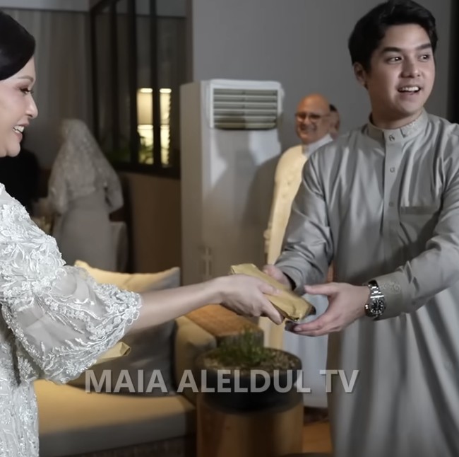 Gak Kaleng-kaleng! Maia Estianty Bagi THR Segepok Uang ke Anak dan Mantu