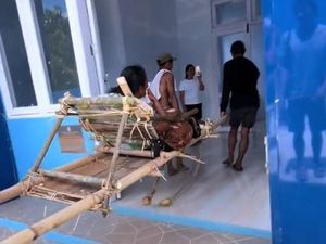 Jalan Rusak, Warga di Sulbar Jalan Kaki 8 Jam Tandu Wanita Sakit Saat Lebaran