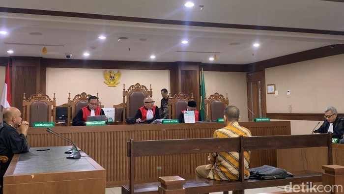 Mantan Sekretaris Mahkamah Agung (MA) Nurhadi meminta dibebaskan dari tuntutan 7 tahun penjara di kasus dugaan gratifikasi dan tindak pidana pencucian uang (TPPU). (Mulia/detikcom).