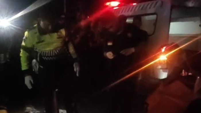 Seorang pemotor bernama Saenudin tewas setelah terjatuh akibat diserempet truk di Maros, Sulsel. Kecelakaan terjadi di Jalan Poros Maros-Pangkep.