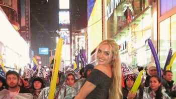 Berpose di depan orang-orang yang kena barikade. Foto: muphin_around via Bored Panda