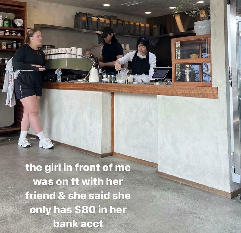 Kalau sudah terkenal dan banyak pengikut, justru harus lebih berhati-hati dengan apa yang kita bagikan. Jangan bertindak aneh deh, pokoknya.