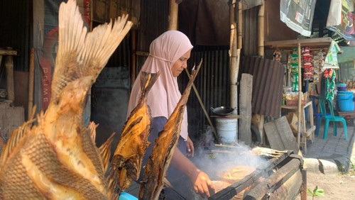 Masni, salah seorang pedagang ikan di Loang Baloq, Mataram, Jumat (27/3/2026). (Nathea Citra/detikBali)