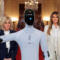 Gaya Matching Melania Trump dengan Robot Humanoid di Gedung Putih