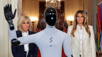 Gaya Matching Melania Trump dengan Robot Humanoid di Gedung Putih