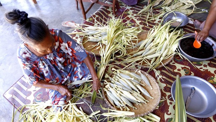 Warga membungkus dodol dengan menggunakan daun woka di Desa Yosonegoro, Kabupaten Gorontalo, Gorontalo, Kamis (26/3/2026). Warga keturunan Jawa Tondano (Jaton) mulai memasak dodol yang menjadi kudapan khas Lebaran Ketupat untuk dibagikan kepada setiap tamu yang datang berkunjung pada Sabtu (28/3) nanti. ANTARA FOTO/Adiwinata Solihin/YU