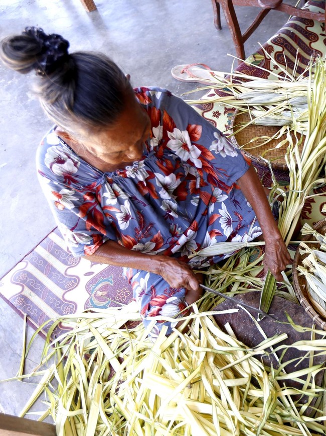 Melihat Pembuatan Dodol Daun Woka khas Lebaran Ketupat
