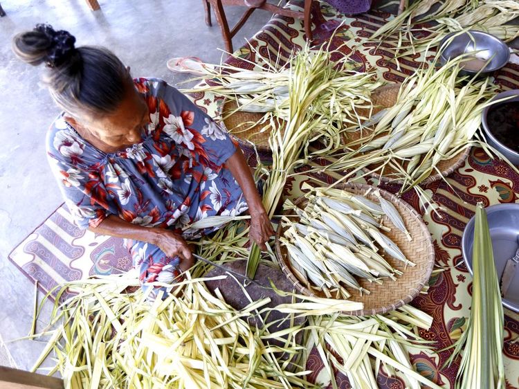Melihat Pembuatan Dodol Daun Woka khas Lebaran Ketupat