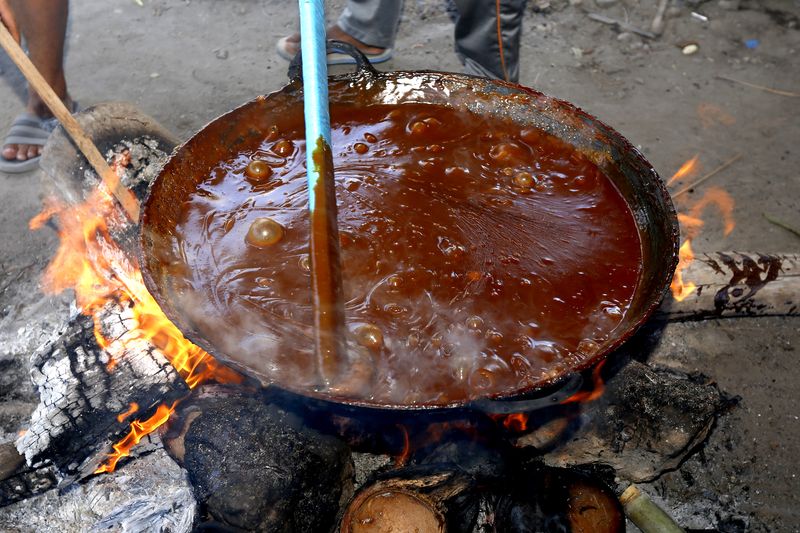 Warga mengaduk dodol yang dimasak menggunakan kuali besar dengan bahan bakar kayu dan sabut kelapa di Desa Yosonegoro, Kabupaten Gorontalo, Gorontalo, Kamis (26/3/2026). Warga keturunan Jawa Tondano (Jaton) mulai memasak dodol yang menjadi kudapan khas Lebaran Ketupat untuk dibagikan kepada setiap tamu yang datang berkunjung pada Sabtu (28/3) nanti. ANTARA FOTO/Adiwinata Solihin/YU
