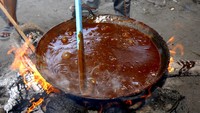Warga keturunan Jawa Tondano (Jaton) mulai memasak dodol yang menjadi kudapan khas Lebaran Ketupat. Foto: ANTARAFOTO/Adiwinata Solihin