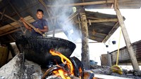 Warga mengaduk dodol yang dimasak menggunakan kuali besar dengan bahan bakar kayu dan sabut kelapa di Desa Yosonegoro, Kabupaten Gorontalo, Gorontalo. Foto: ANTARAFOTO/Adiwinata Solihin