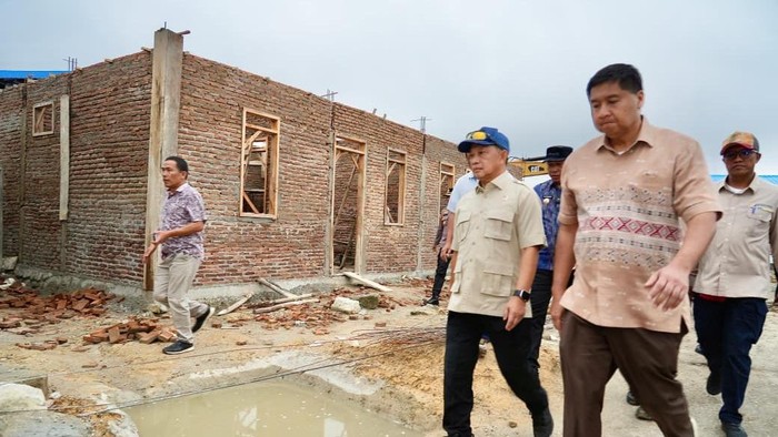 Menteri PKP Maruara Sirait dan Mendagri Tito Karnavian meninjau pembangunan hunian tetap warga korban bencana di Taput. (Dok Kementerian PKP)