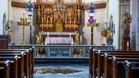 Arkeolog melakukan investigasi mendalam setelah lantai gereja ambles dan mengungkap sisa-sisa kerangka manusia. Foto: REUTERS/Piroschka Van De Wouw