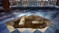 Sampel DNA dari tulang rahang diambil untuk dibandingkan dengan garis keturunan keluarga D’Artagnan. Foto: REUTERS/Piroschka Van De Wouw