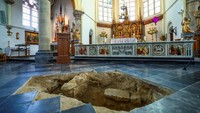Temuan makam di depan altar gereja memicu penelitian untuk mengungkap kemungkinan kaitannya dengan tokoh musketeer D’Artagnan. Foto: REUTERS/Piroschka Van De Wouw