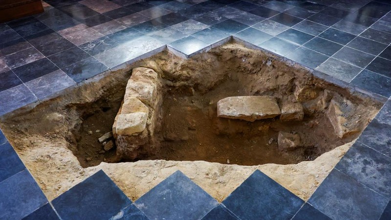 A view inside the Peter and Paul Church (Petrus en Pauluskerk) in Maastricht shows an excavation pit opened in the floor, where archaeologists believe they may have uncovered the skeletal remains of Charles de Batz de Castelmore, known as d’Artagnan, leader of King Louis XIV's musketeers, who died in 1673 during the French siege of the city, in Maastricht, Netherlands, March 25, 2026. REUTERS/Piroschka van de Wouw
