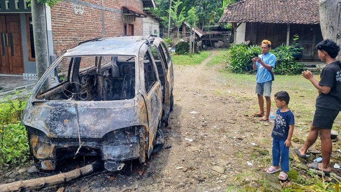 Penampakan mobil Daihatsu Espass terbakar di Desa Kepuh Rubuh, Siman, Ponorogo