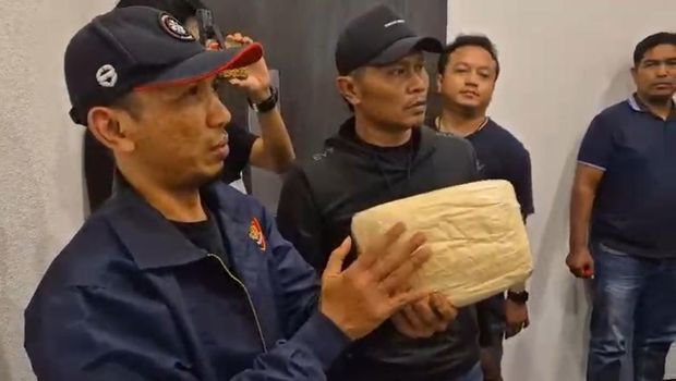 Momen penangkapan WN Liberia penipu black dollar di Jakbar (dok. Istimewa)