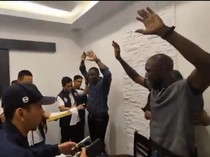 Video Polisi Tangkap 2 WN Liberia Penipu Modus Black Dollar di Jakbar