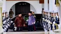 Momen Prabowo Silaturahmi Lebaran Sambut PM Anwar Ibrahim di Istana