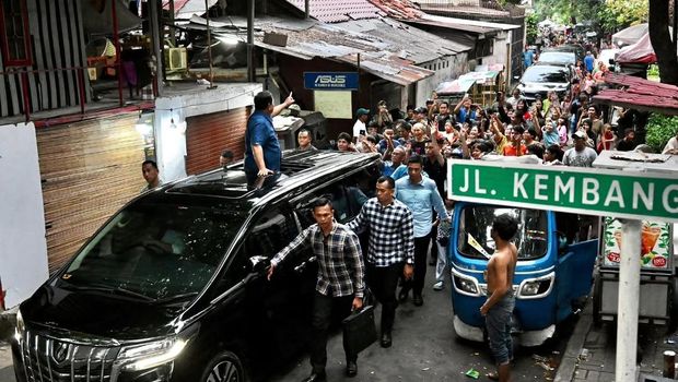 Momen Presiden Prabowo naik mobil 'biasa' saat blusukan ke Senen Momen Presiden Prabowo naik mobil 'biasa' saat blusukan ke Senen