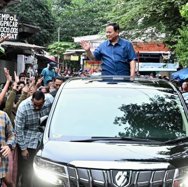Potret Presiden Prabowo Pakai Mobil Biasa saat Blusukan ke Senen