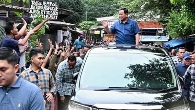 Potret Presiden Prabowo Pakai Mobil Biasa saat Blusukan ke Senen