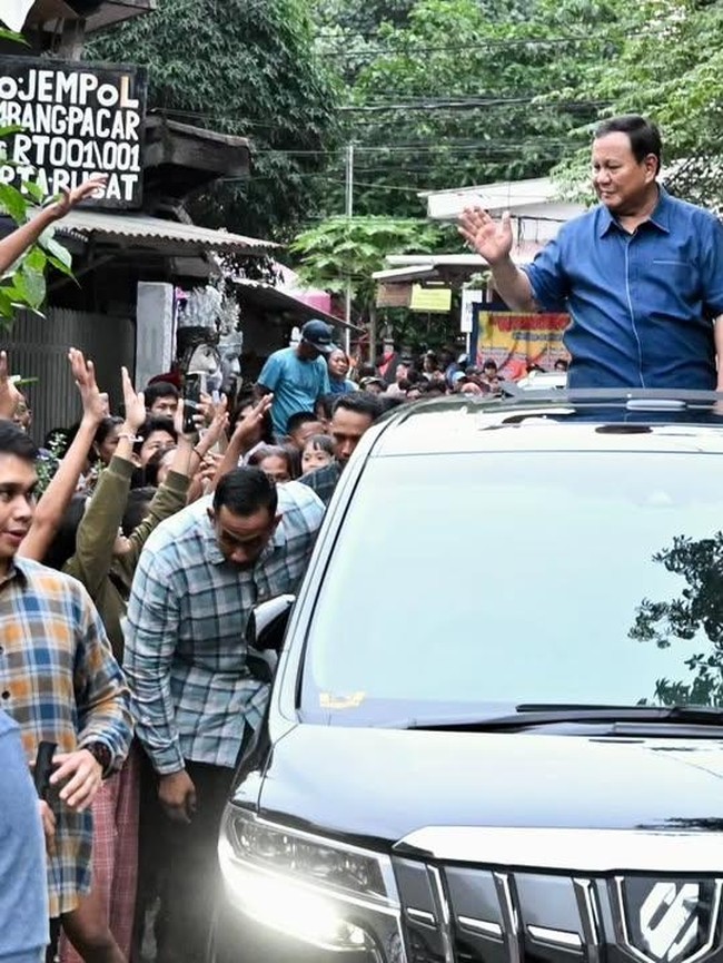 Potret Presiden Prabowo Pakai Mobil Biasa saat Blusukan ke Senen
