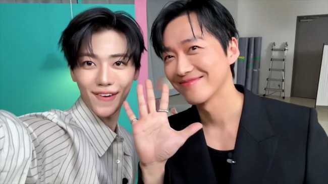 Momen yang dinantikan penggemar drama Korea dan KPop terjadi. Aktor Namgoong Min akhirnya bertemu dengan ‘kembarannya’ Na Jaemin, personel grup KPop NCT DREAM. Foto: dok. X