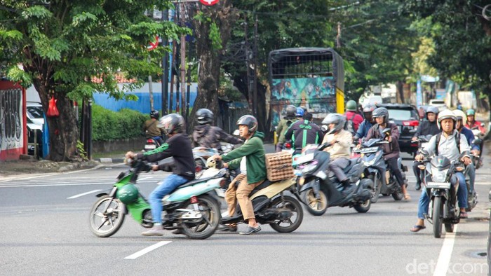 Pengendara motor nekat melawan arah di Arteri Pondok Indah dan Jalan Ciputat Raya, Kebayoran Lama, Jakarta, Jumat (27/3/2026). Aksi ini dilakukan untuk menghindari antrean panjang kendaraan.