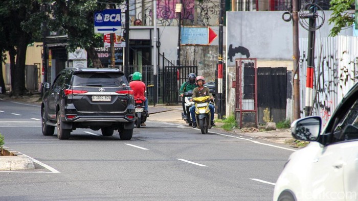 Pengendara motor nekat melawan arah di Arteri Pondok Indah dan Jalan Ciputat Raya, Kebayoran Lama, Jakarta, Jumat (27/3/2026). Aksi ini dilakukan untuk menghindari antrean panjang kendaraan.