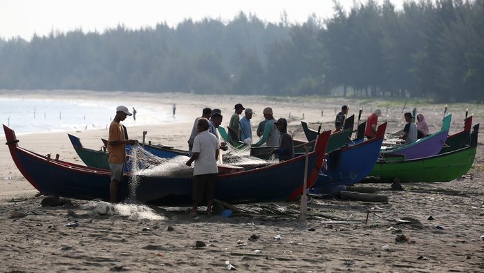 Nelayan tradisional menarik pukat darat saat mencari ikan di pesisir pantai Kutaraja, Banda Aceh, Aceh, Kamis (26/3/2026). Nelayan di daerah itu kembali beraktivitas mencari ikan pascalibur melaut untuk merayakan Hari Raya Idul Fitri 1447 Hijrian dan mematuhi hukum adat laut Aceh yang menetapkan larangan melaut pada setiap hari-hari besar Islam. ANTARA FOTO/Irwansyah Putra/YU