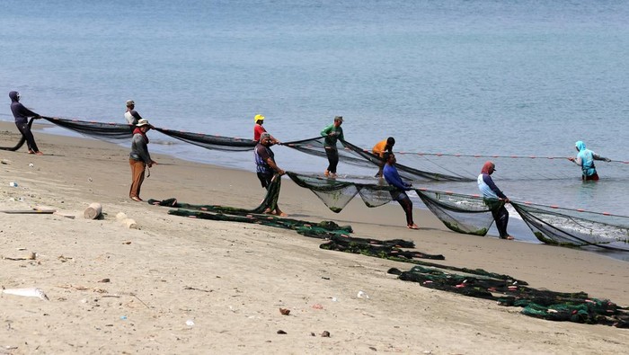 Nelayan tradisional menarik pukat darat saat mencari ikan di pesisir pantai Kutaraja, Banda Aceh, Aceh, Kamis (26/3/2026). Nelayan di daerah itu kembali beraktivitas mencari ikan pascalibur melaut untuk merayakan Hari Raya Idul Fitri 1447 Hijrian dan mematuhi hukum adat laut Aceh yang menetapkan larangan melaut pada setiap hari-hari besar Islam. ANTARA FOTO/Irwansyah Putra/YU