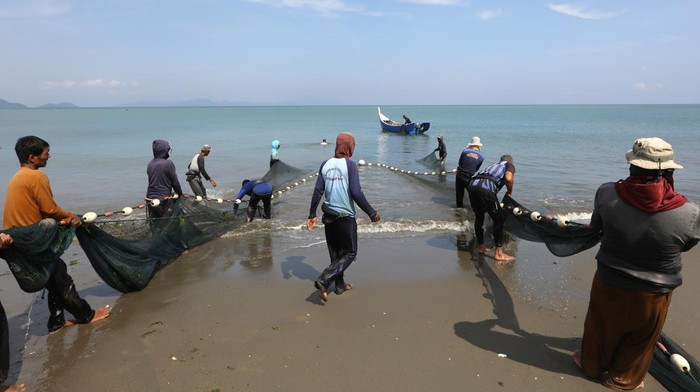 Nelayan tradisional menarik pukat darat saat mencari ikan di pesisir pantai Kutaraja, Banda Aceh, Aceh, Kamis (26/3/2026). Nelayan di daerah itu kembali beraktivitas mencari ikan pascalibur melaut untuk merayakan Hari Raya Idul Fitri 1447 Hijrian dan mematuhi hukum adat laut Aceh yang menetapkan larangan melaut pada setiap hari-hari besar Islam. ANTARA FOTO/Irwansyah Putra/YU