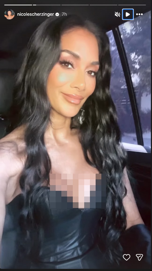 Untuk riasan, vokalis Pussycat Dolls menerapkan makeup flawless yang glowing dengan aksentuasi bulu mata lentip juga pulasan lipstik nude pink. Foto: Instagram @nicolescherzinger