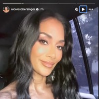 Untuk riasan, vokalis Pussycat Dolls menerapkan makeup flawless yang glowing dengan aksentuasi bulu mata lentip juga pulasan lipstik nude pink. Foto: Instagram @nicolescherzinger