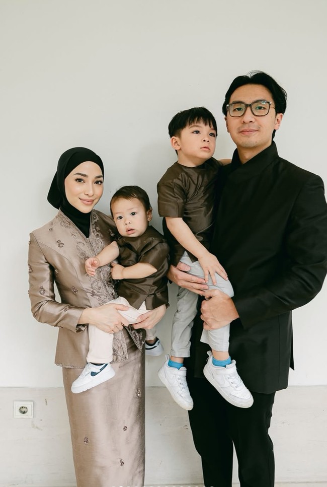 Artis Nikita Willy curi atensi melalui penampilannya yang terlihat berbeda. Kini dirinya lebih sering terlihat tampil dengan mengenakan hijab di kepalanya. Foto: Instagram/@nikitawillyofficial94