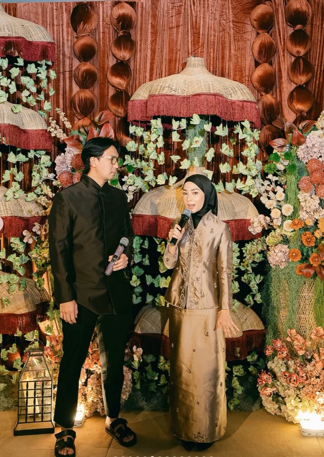Penampilan Nikita dengan hijab terlihat saat momen perayaan Lebaran 2026. Istri Indra Priawan itu memilih kenakan busana tertutup warna coklat keemasan lengkap dengan hijab berwarna hitam. Foto: Instagram/@nikitawillyofficial94