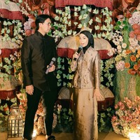 Penampilan Nikita dengan hijab terlihat saat momen perayaan Lebaran 2026. Istri Indra Priawan itu memilih kenakan busana tertutup warna coklat keemasan lengkap dengan hijab berwarna hitam. Foto: Instagram/@nikitawillyofficial94