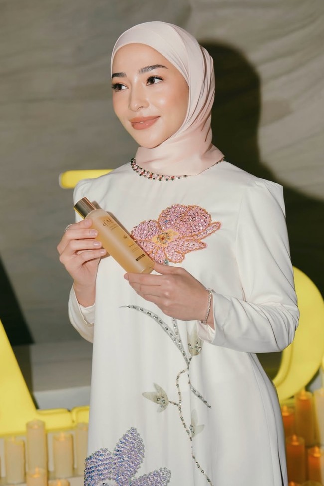Sebelumnya saat menghadiri acara salah satu produk skincare di bulan Ramadhan, Nikita juga terlihat tampil berhijab. Kenakan dress putih dengan hijab berwarna soft membuat penampilannya terlihat kalem dan adem. Foto: Instagram/@nikitawillyofficial94
