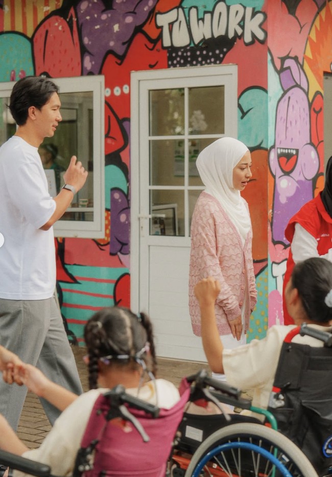 Nikita juga kembali berhijab saat berkunjung ke tempat rehabilitasi anak disabilitas Yayasan Sayap Ibu Bintaro. Ia memilih memadukan dalaman dan celana panjang putih dengan cardigan soft pink. Penampilannya semakin lengkap dengan hijab putih yang membungkus kepalanya. Foto: Instagram/@nikitawillyofficial94