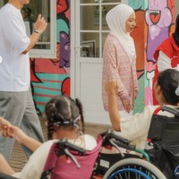Nikita juga kembali berhijab saat berkunjung ke tempat rehabilitasi anak disabilitas Yayasan Sayap Ibu Bintaro. Ia memilih memadukan dalaman dan celana panjang putih dengan cardigan soft pink. Penampilannya semakin lengkap dengan hijab putih yang membungkus kepalanya. Foto: Instagram/@nikitawillyofficial94